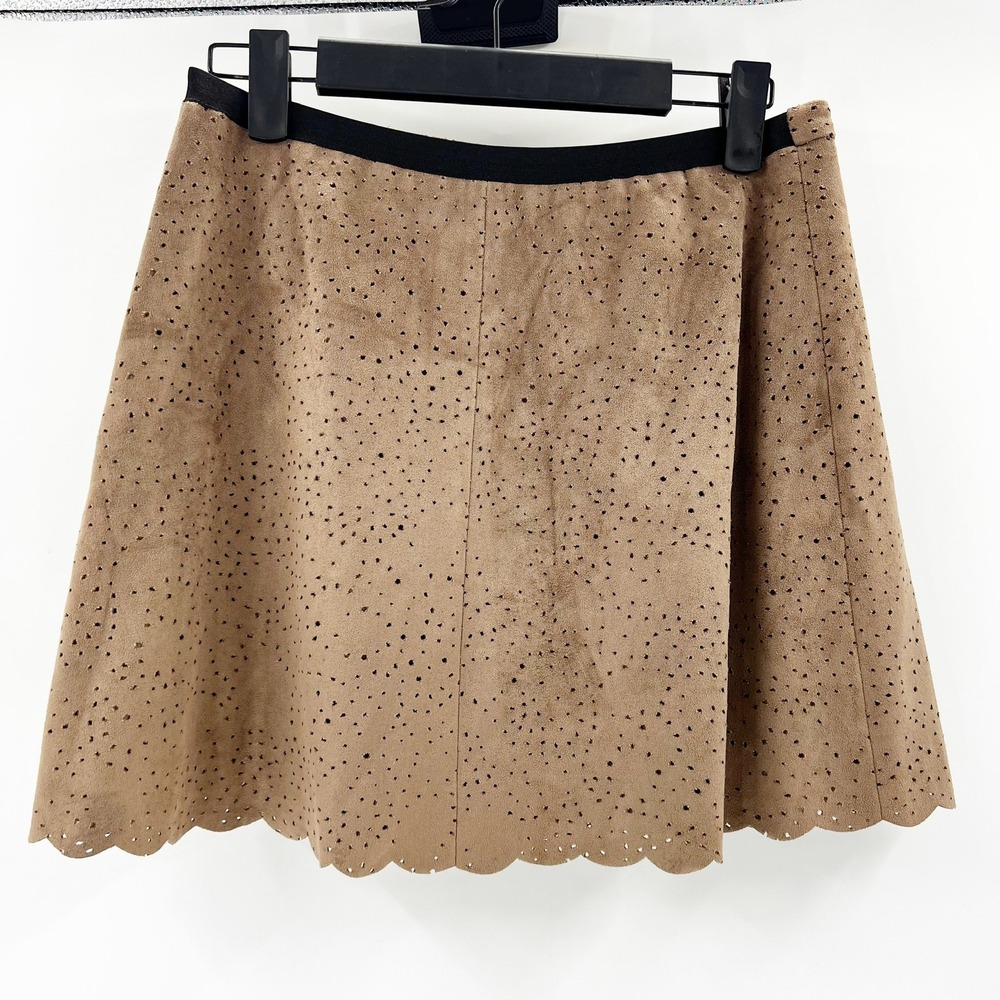 BCBGMAXAZRIA Skirt Womens XS Tan Excellent Faux Suede Laser‎ Cut Scalloped Mini